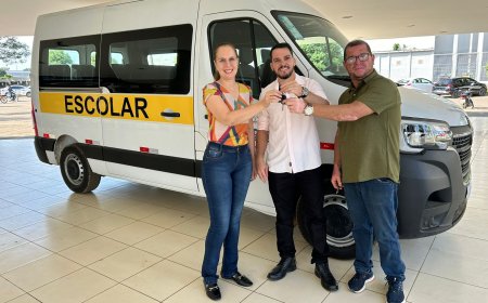 Vereador Renato Padeiro entrega van para o transporte escolar de Ariquemes