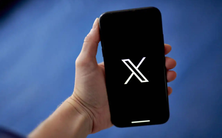 Moraes determina desbloqueio do X no Brasil