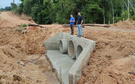 Vereador Tiago Viola fiscaliza obra na LC-60 após indicação para construção de ponte por tubos de concreto