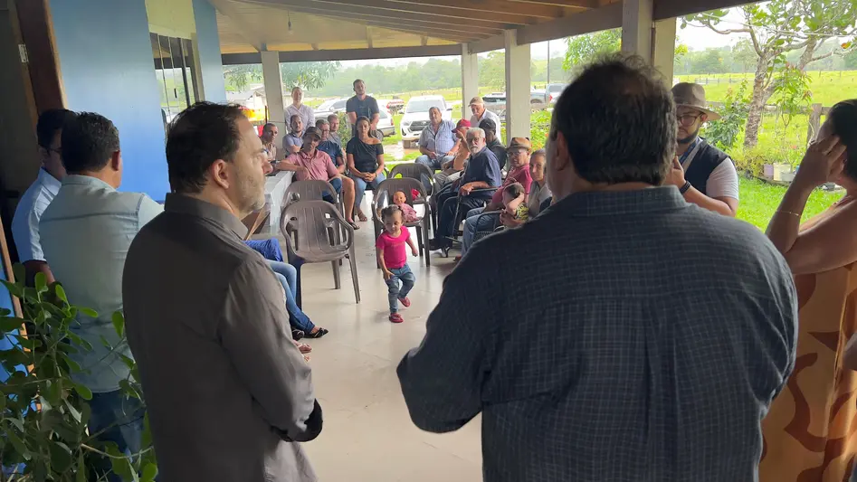 Presidente Alex Redano entrega implementos agrícolas em Theobroma