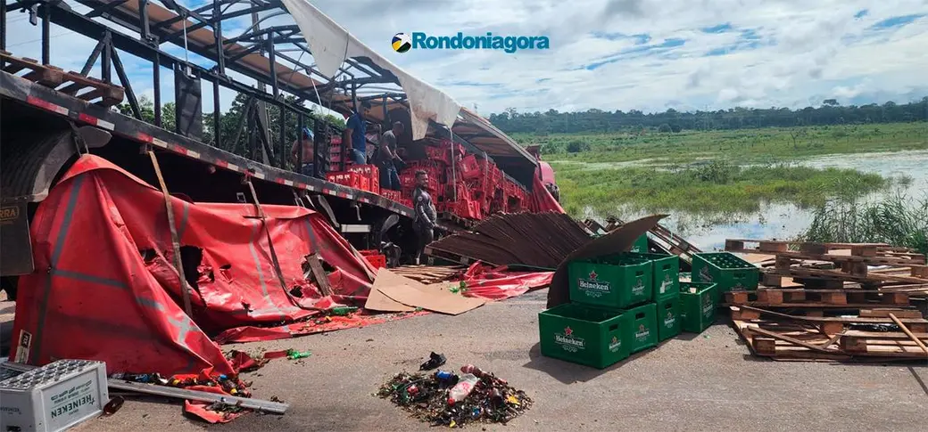 Carreta tombada causa lentidão na BR-364 em Triunfo