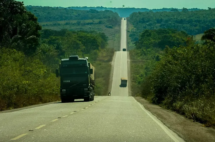 Justiça determina que a JBS pare de transportar cargas com excesso de peso em rodovias federais em Rondônia