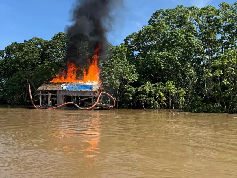 Três embarcações são destruídas nesta sexta-feira durante operação da PF no rio Madeira