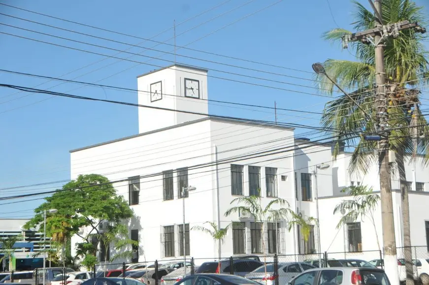 Prefeito de Porto Velho investe em escada exclusiva para evitar contato com a população