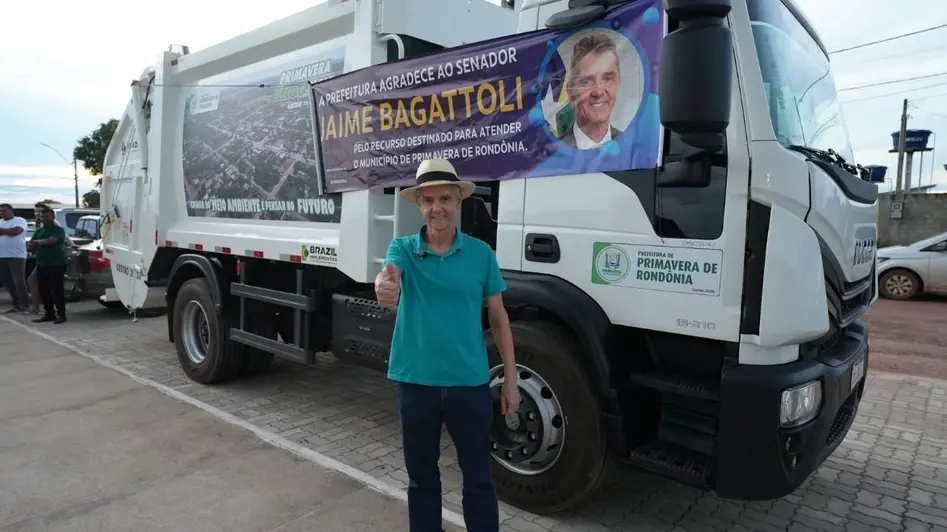 Senador Jaime Bagattoli entrega caminhão compactador em Primavera de Rondônia