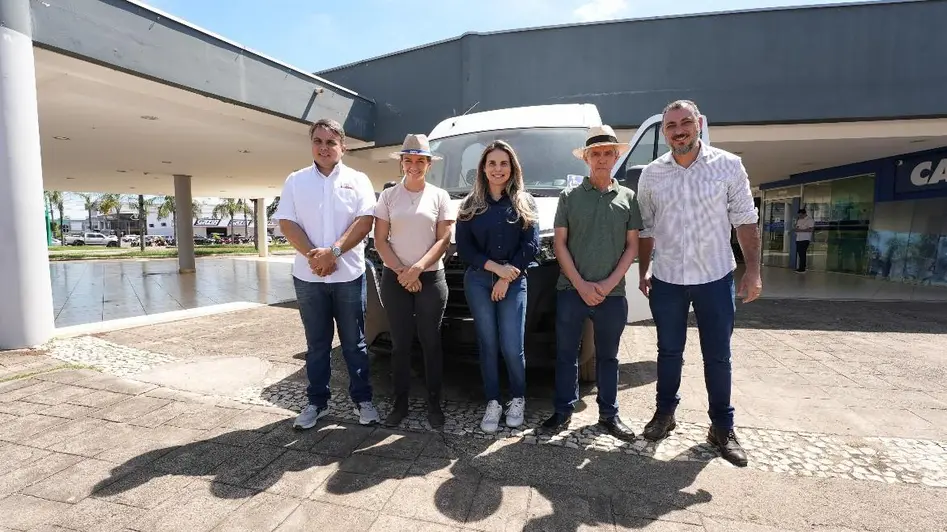 Em Ariquemes, senador Jaime Bagattoli entrega van para o transporte de pacientes em hemodiálise