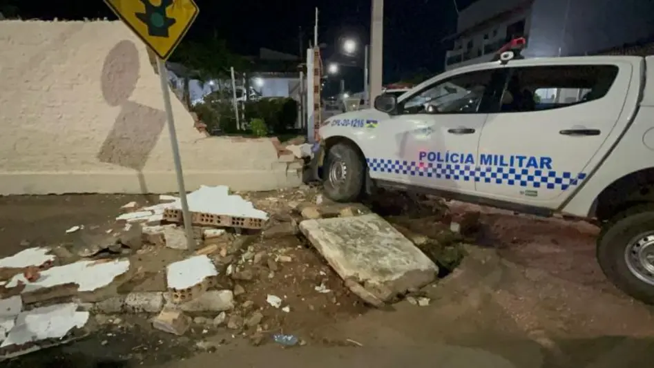 Viatura da PM se envolve em acidente e derruba muro de residência na zona leste