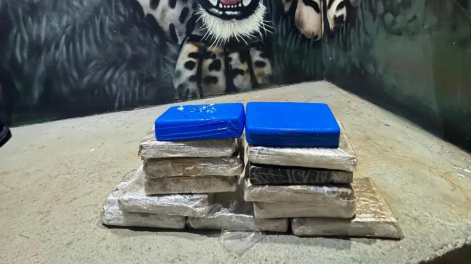 Passageiro é preso pela PM com 13 kg de drogas em ônibus interestadual