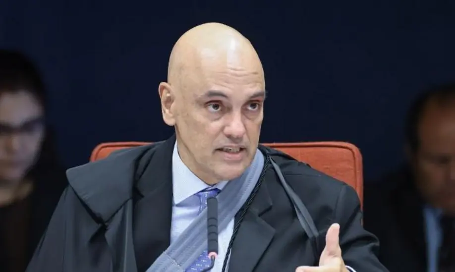 Ministro Alexandre de Moraes alerta que Bolsonaro pode ser preso se usar rede social de outras pessoas