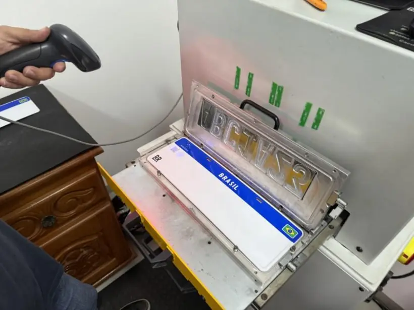 Detran fiscaliza empresas de estampadoras de placas para reforçar segurança e prevenir clonagens