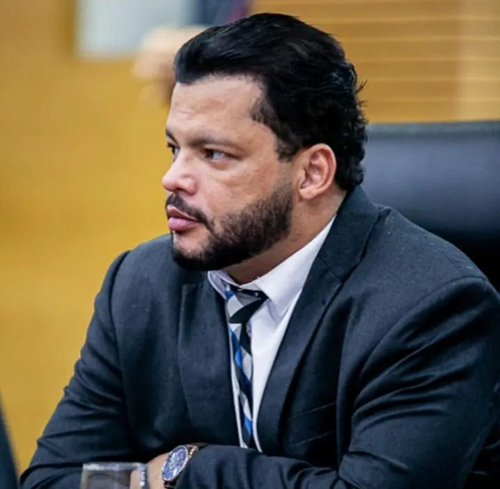 Deputado Edevaldo Neves solicita informações sobre afastamento de professores por problemas psicológicos em Rondônia