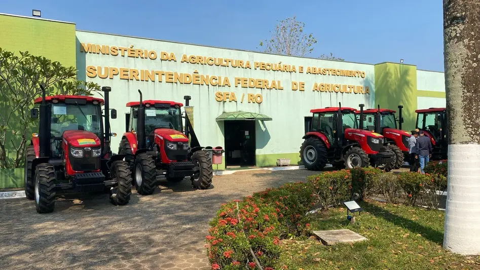 Entregues 20 tratores e 7 pás carregadeiras para agricultura familiar em Rondônia