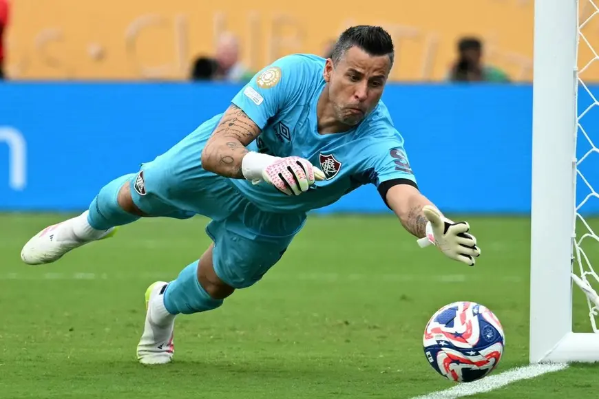 Fábio do Fluminense pode igualar recorde de jogos oficiais neste sábado