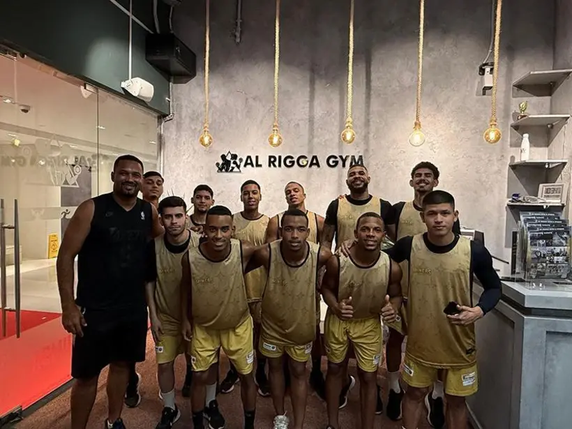 Sport Club Genus realiza amistosos em Dubai com 11 jogadores e técnico Júnior Lopes