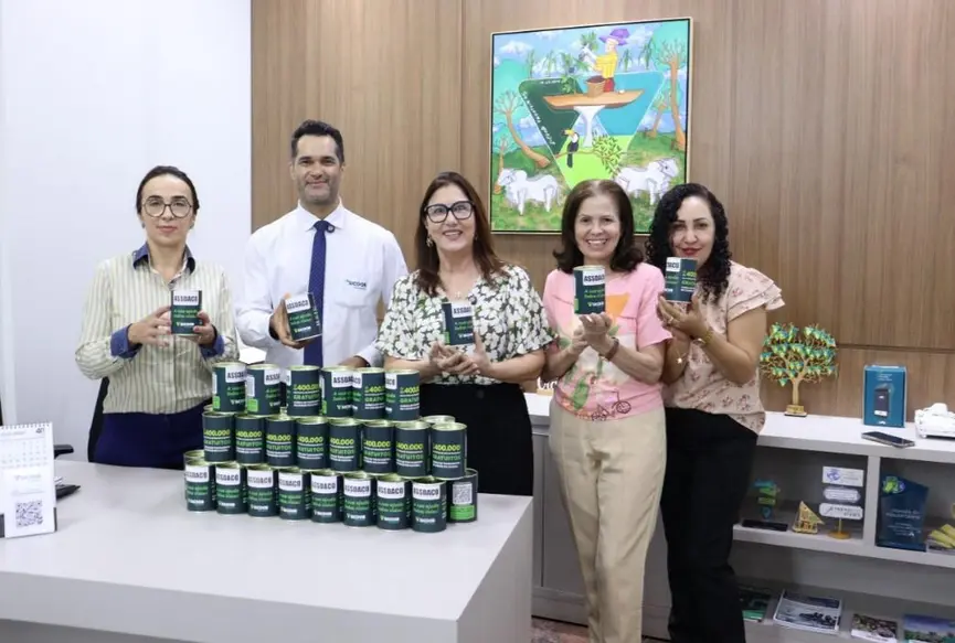 Sicoob Fronteiras entrega 2000 cofrinhos à ASSDACO para prevenção do câncer