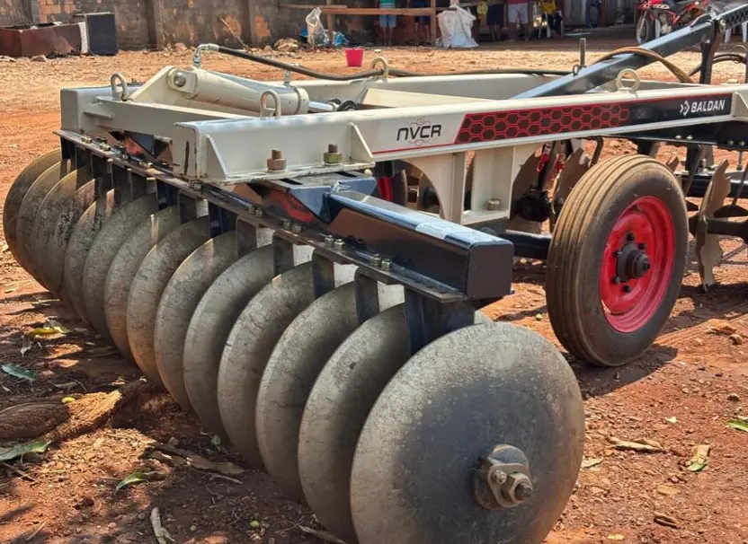 Deputado Alan Queiroz entrega grade niveladora para agricultores em Nova União