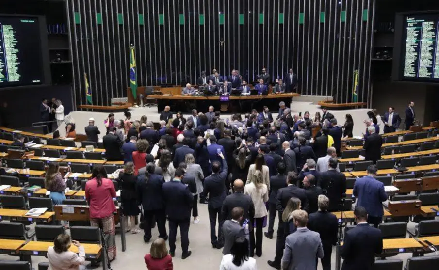 Câmara dos Deputados aprova urgência para anistia a presos políticos do 8 de Janeiro