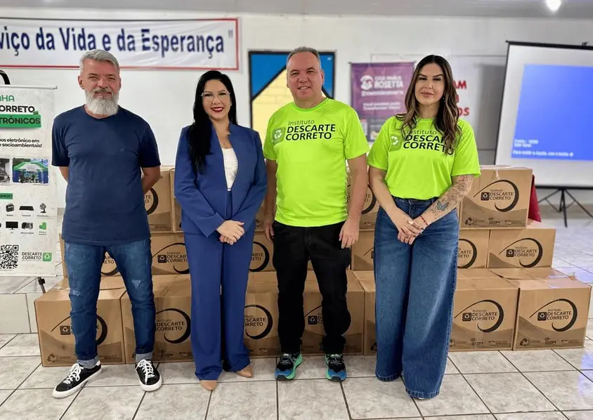 Cristiane Lopes entrega 20 computadores para inclusão digital em Porto Velho