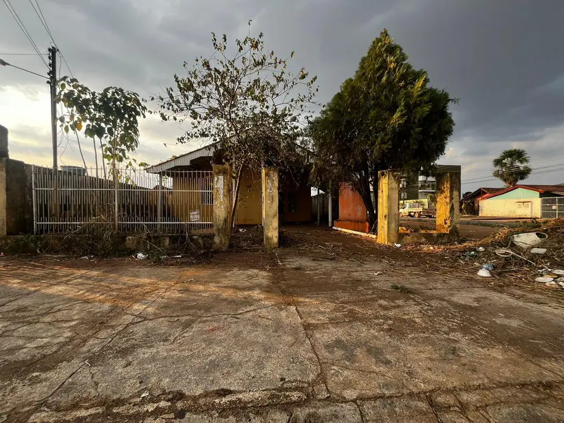 Casa abandonada no bairro Embratel se torna ponto de invasões e riscos