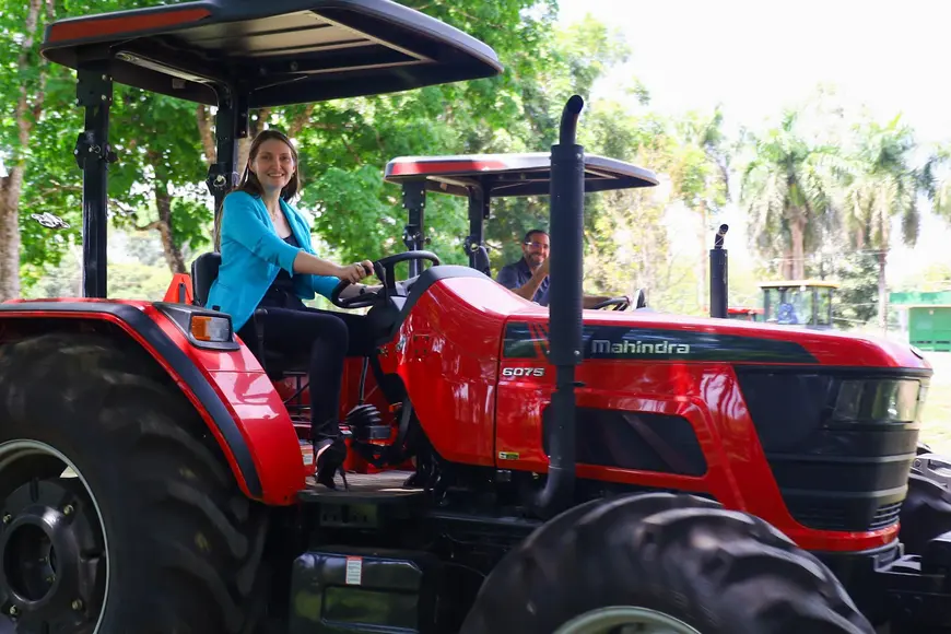 Deputada Gislaine Lebrinha entrega 20 tratores a associações rurais em Rondônia