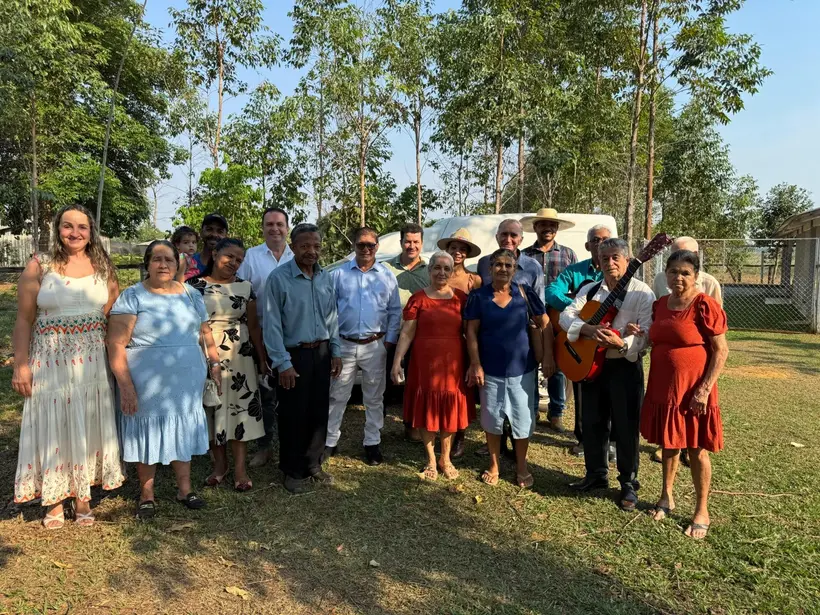 Deputado Dr Luís do Hospital entrega veículo para produtores de frango em Theobroma