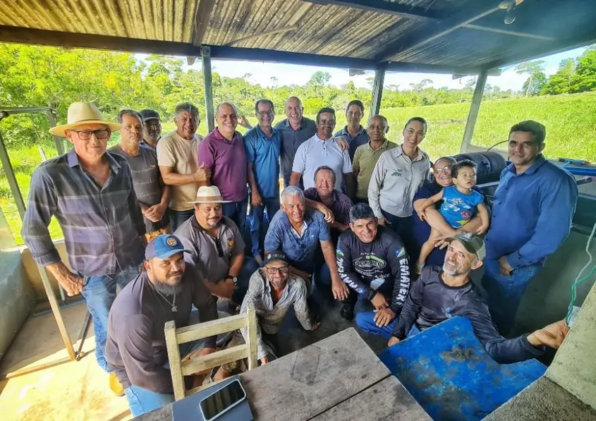 Deputado Ismael Crispin entrega implementos agrícolas em Alvorada do Oeste