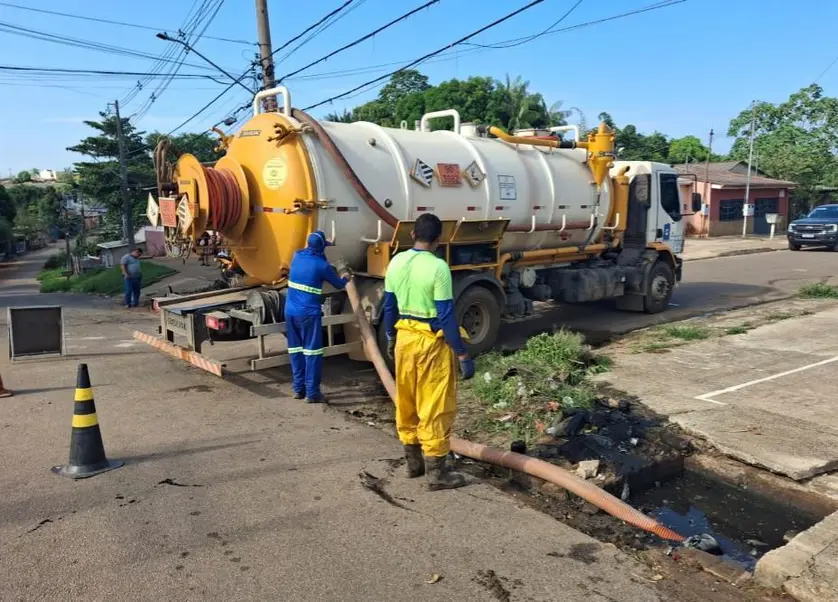 Vereador Dr Júnior Queiroz acompanha limpeza de bueiros no bairro Areal