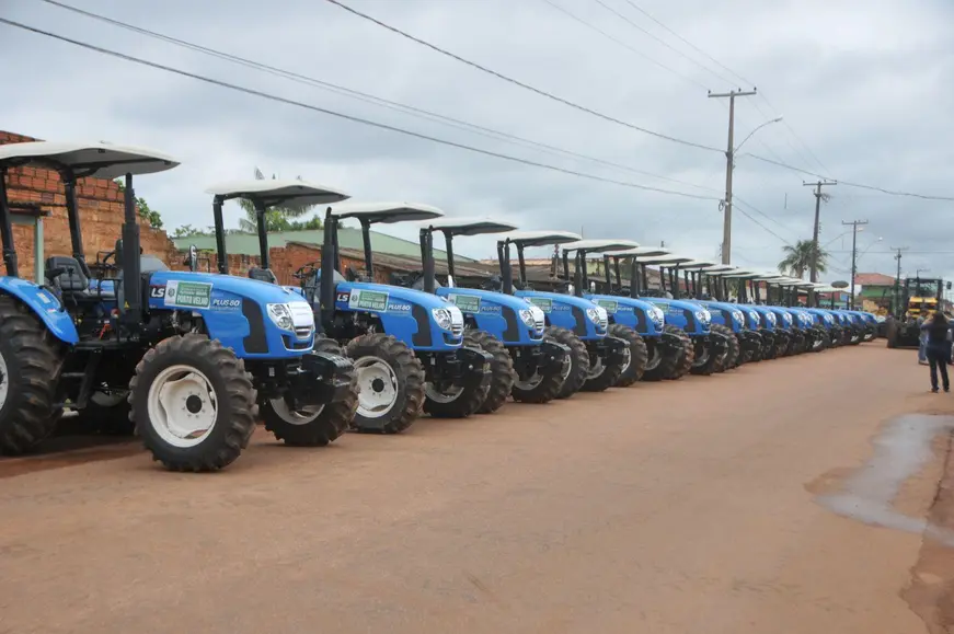 Prefeitura de Porto Velho entrega quatro tratores para agricultores familiares