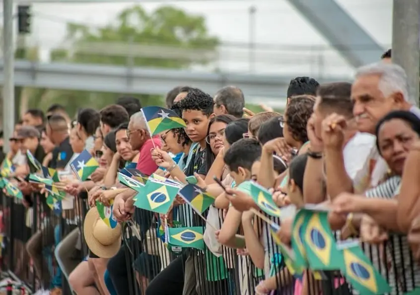 Jornal distribui brindes e bandeirinhas durante desfile da Independência em Rondônia