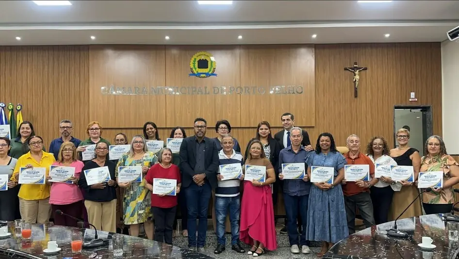Vereador Dr Santana entrega Moção de Aplausos à Escola Santa Marcelina