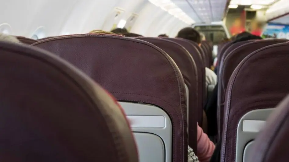 WestJet remove reclinação de assentos na classe econômica a partir de 2026