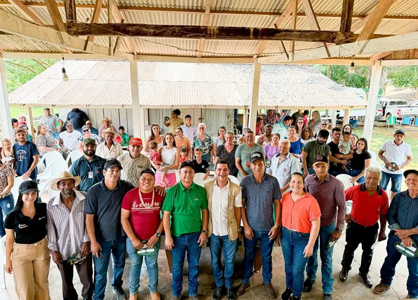 Deputado Cássio Gois entrega implementos agrícolas em Espigão D Oeste