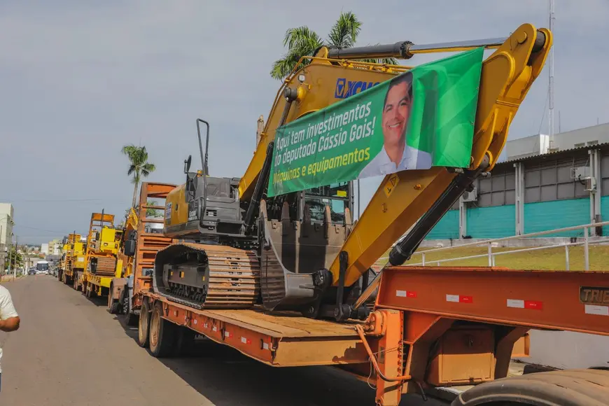 Deputado Cássio Gois entrega maquinários e veículos para agricultura em Cacoal