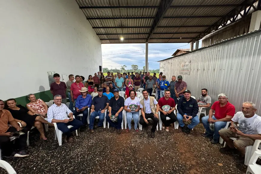 Deputado Cássio Gois entrega R$ 224 mil para associação de agricultores em Rolim de Moura