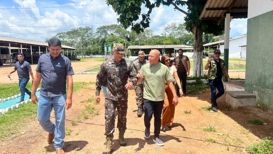 Coronel Chrisóstomo entrega ambulância semi-UTI ao 6º Batalhão em Guajará-Mirim