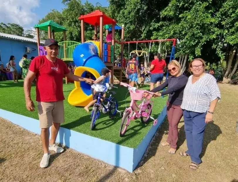 Vereadora Ellis Regina inaugura playground em Nazaré e acompanha obras de passarela