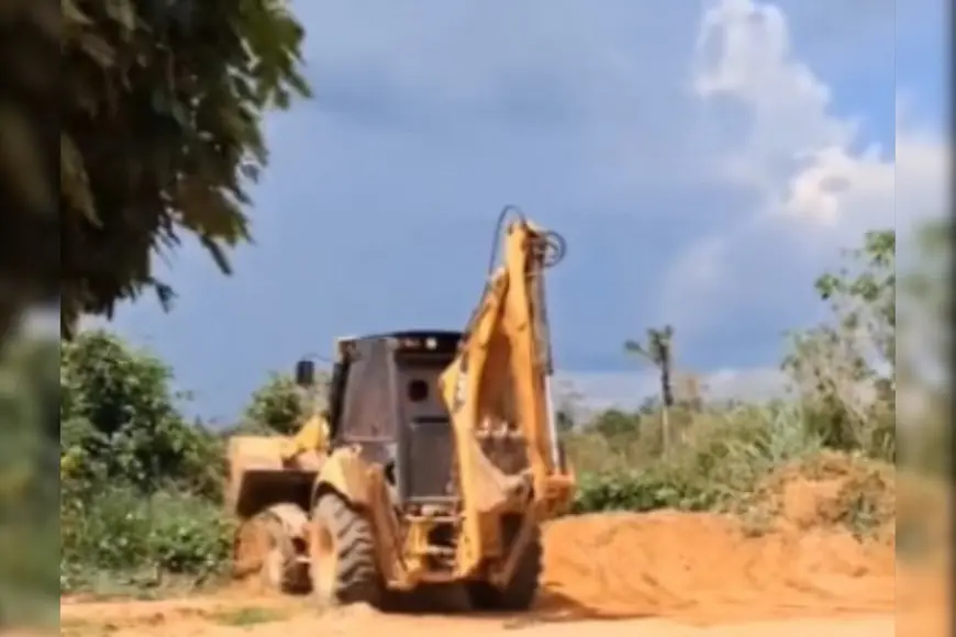 Moradores de Guajará-Mirim pagam serviços de raspagem de ruas após descaso da Prefeitura