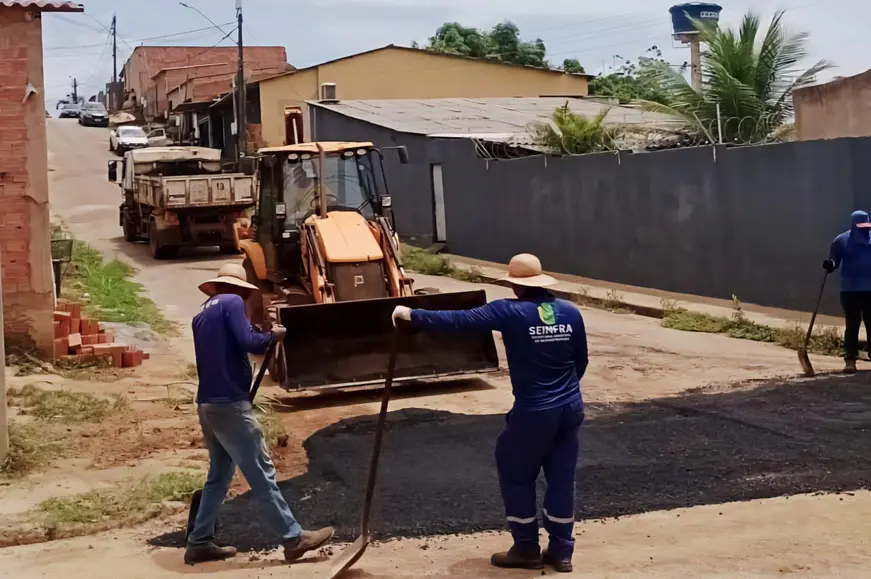 Seinfra realiza tapa-buracos na Rua Samuel Rego em Porto Velho