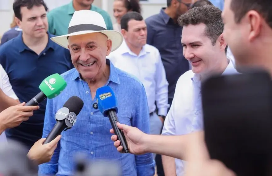 Senador Confúcio Moura enfrenta oposição em visita a Costa Marques