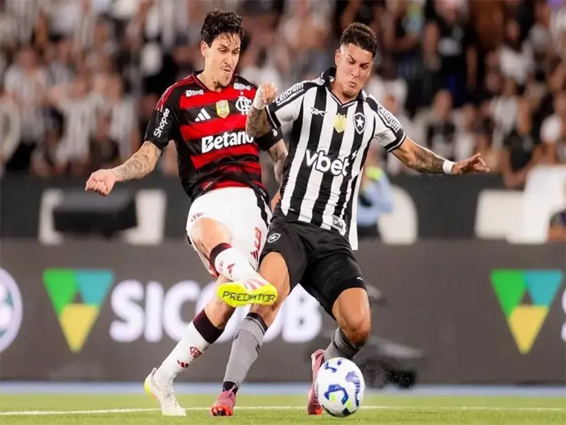 Flamengo derrota Botafogo e Vitória vence Bahia em clássicos do Brasileiro