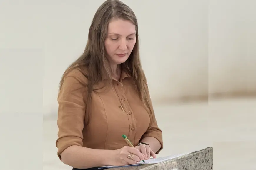 Deputada Gislaine Lebrinha visita Rio Crespo para acompanhar operação de escavadeira hidráulica