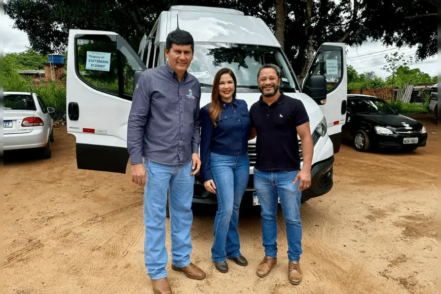 Cristiane Lopes entrega micro-ônibus adaptado para transporte de pacientes em Guajará-Mirim