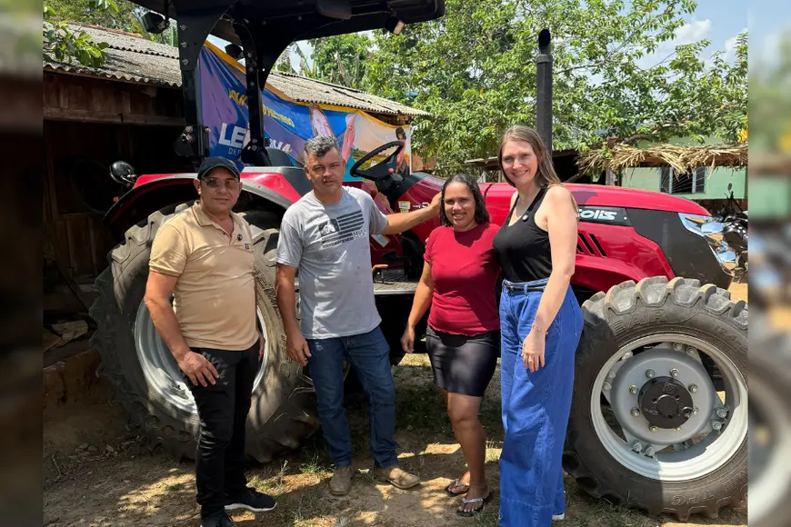 Deputada Gislaine Lebrinha entrega trator para fortalecer agricultura em Monte Negro