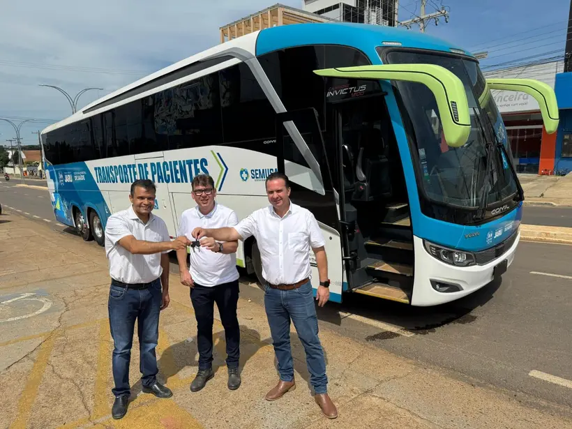 Deputado Dr Luis do Hospital entrega ônibus para transporte de pacientes em Jaru