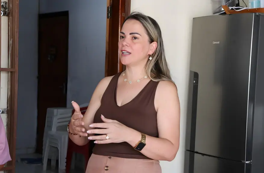 Cláudia de Jesus destina R$ 100 mil para computadores na saúde de Vale do Paraíso