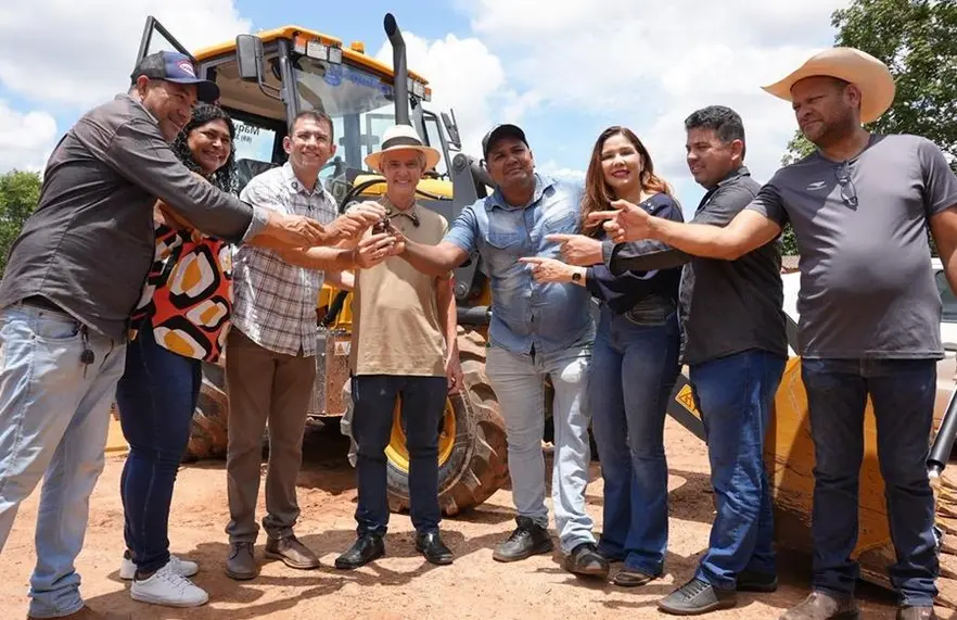 Pequenos produtores de Porto Velho recebem retroescavadeira do projeto Força do Campo