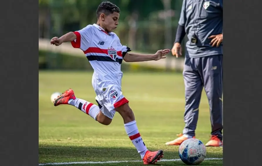 João Victor de 10 anos assina contrato de formação com São Paulo Futebol Clube