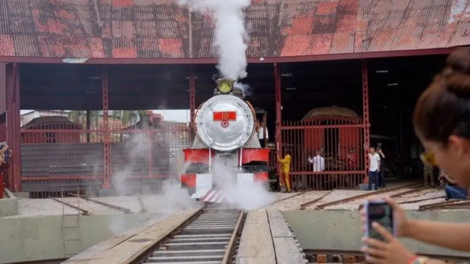Locomotiva 18 da Estrada de Ferro Madeira-Mamoré retorna aos trilhos em Porto Velho