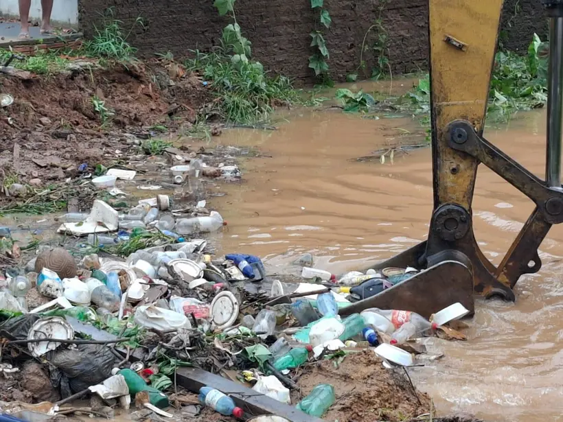 Prefeitura de Porto Velho inicia limpeza de canal no bairro Tancredo Neves