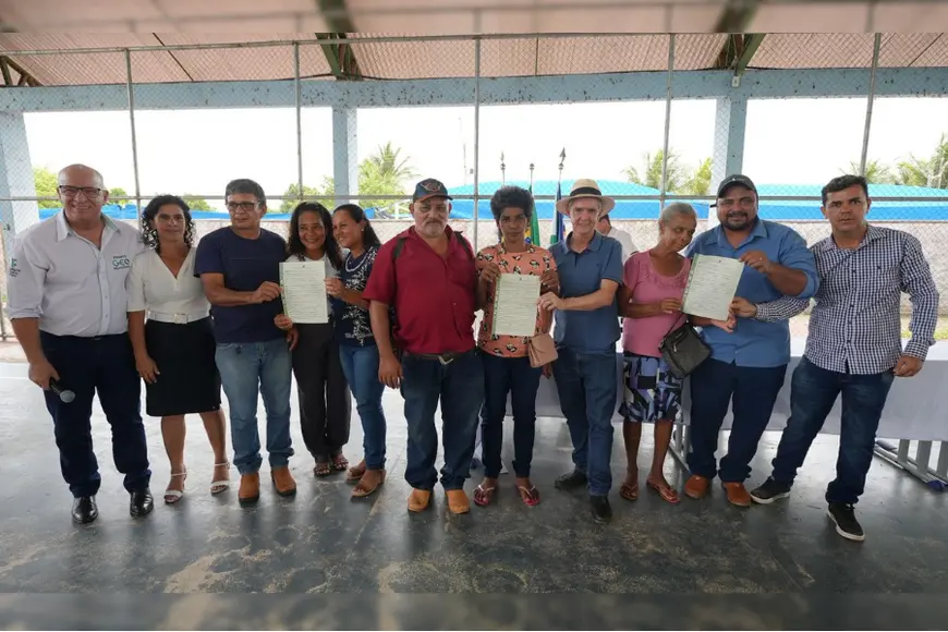 Senador Jaime Bagattoli entrega 85 títulos de terras a produtores em Parecis